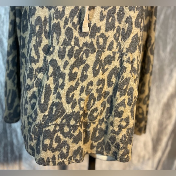 Moondance crowl neck leopard print super soft top - Picture 2 of 10